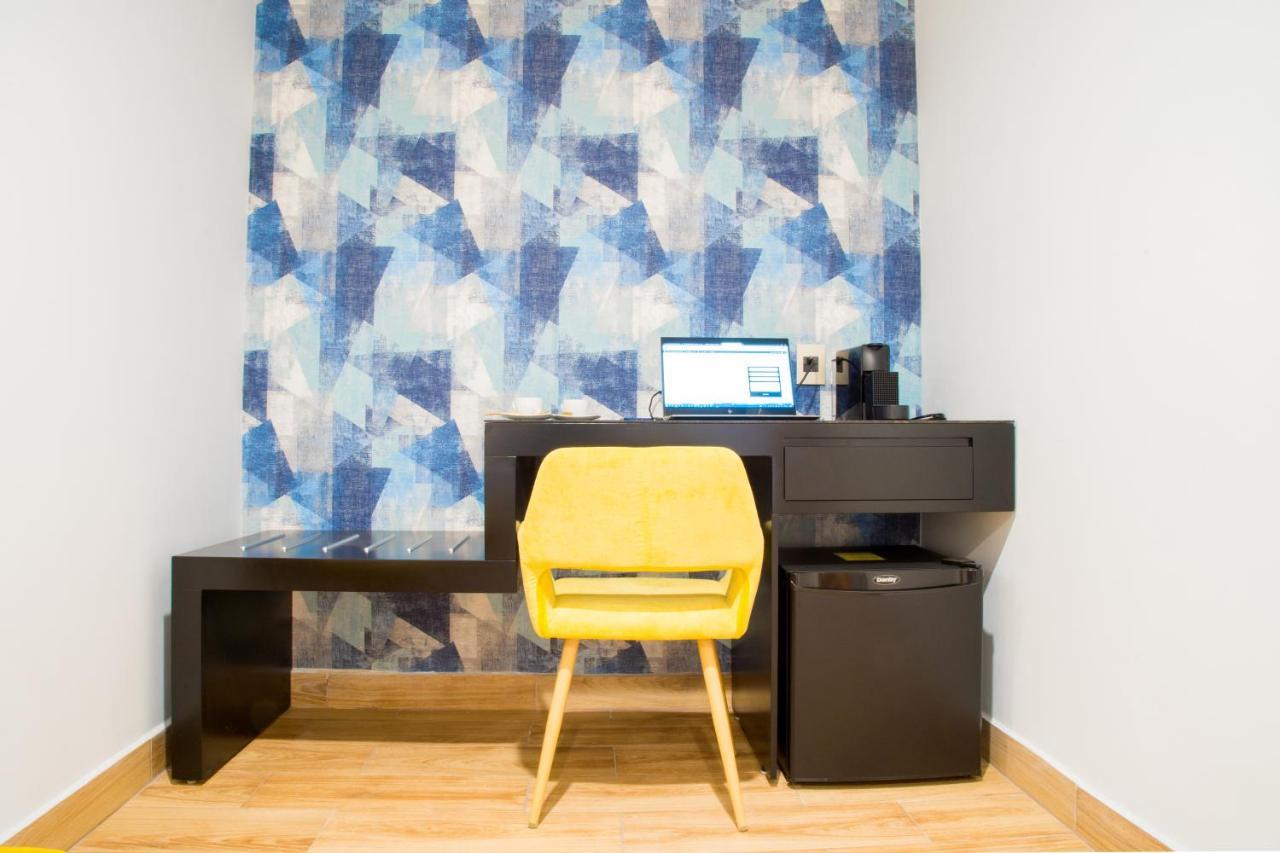 Rame Hotel Boutique Guadalajara Kültér fotó A typical workspace at the library