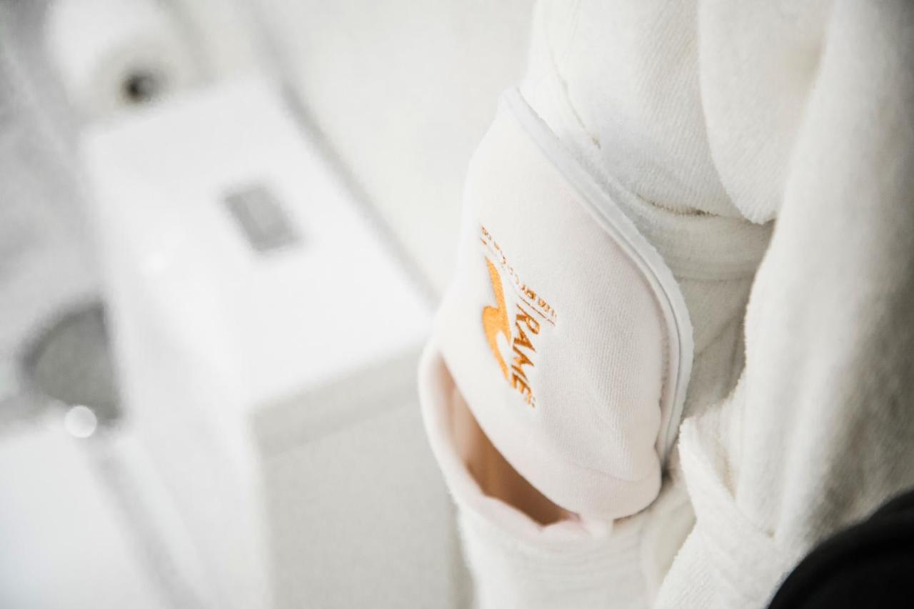 Rame Hotel Boutique Guadalajara Kültér fotó A person wearing a white shirt with a pocket.