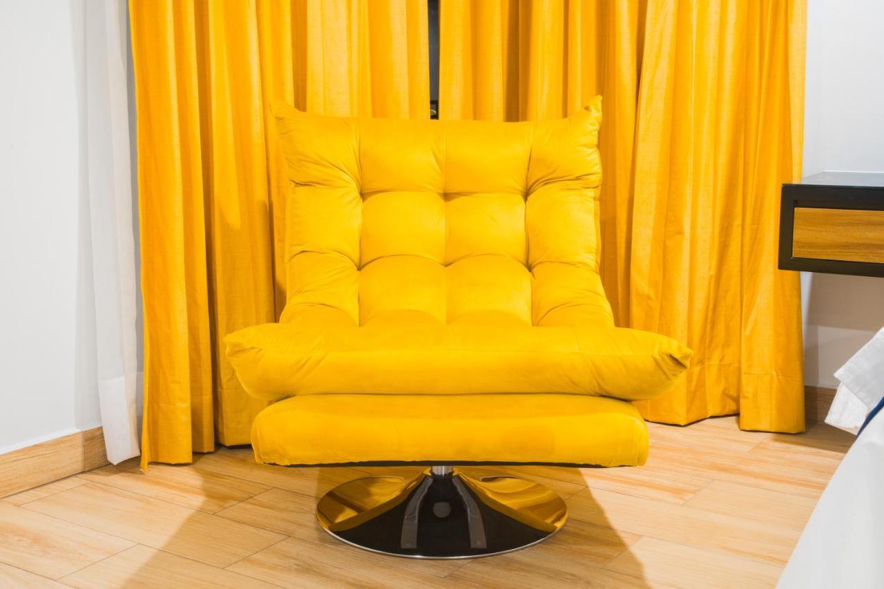 Rame Hotel Boutique Guadalajara Kültér fotó Yellow curtains and chair